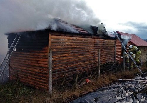 Пожарные несколько часов тушили деревянный дом под Симферополем ФОТО