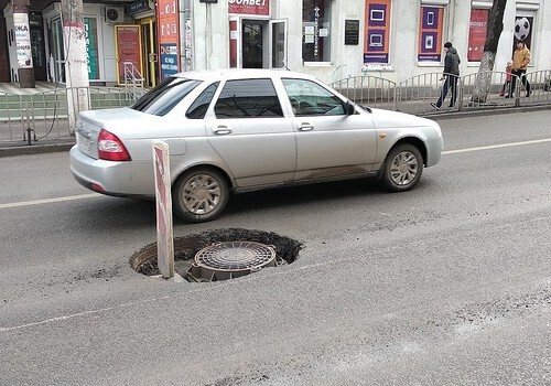 «Не видно, пока не влетишь»: Симферопольцы теряют колеса в ямах из-за дорожных работ