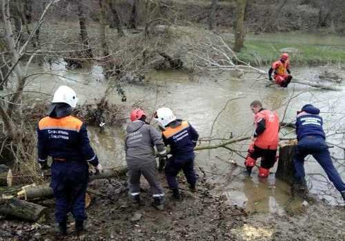 В Чёрной речке под Севастополем утонул автомобиль ФОТО