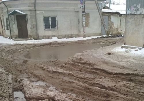 В крымской столице жалуются на появление грязевого "кратера" ФОТО