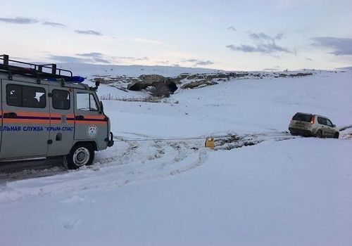 В Крыму трижды за сутки доставали увязшие в снегу машины ФОТО