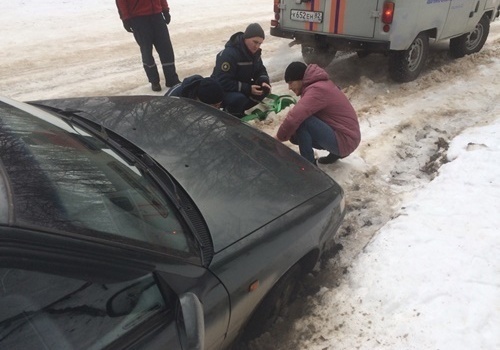 На крымских дорогах продолжают застревать в снегу автомобили ФОТО