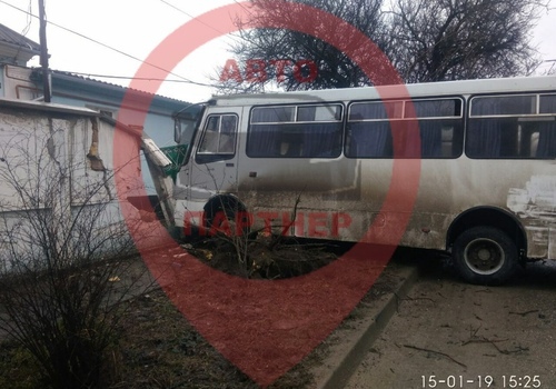 В столице Крыма автобус въехал в забор жилого дома ФОТО