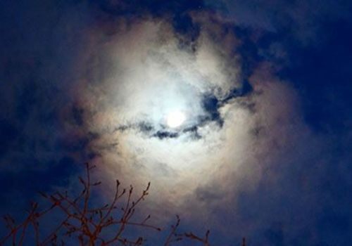 Крымчане заметили в небе загадочное "лунное" явление ФОТО
