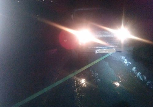 В грязи на крымской дороге увязла "Нива" с двумя людьми ФОТО