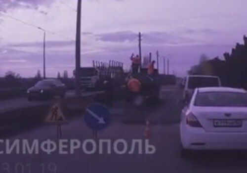 Дорожники Крыма утрамбовывают укладываемый асфальт ногами ВИДЕО