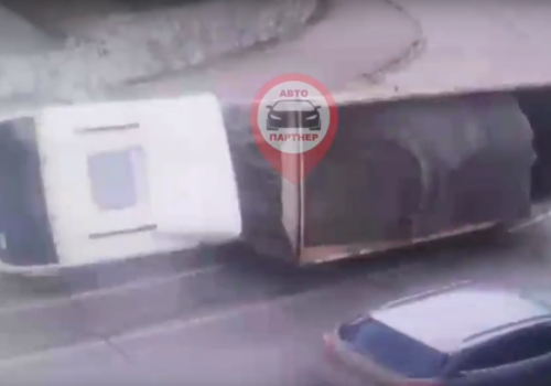 «В рубахе родился»: в Крыму опрокинувшийся грузовик чудом не раздавил легковушку ВИДЕО