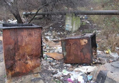 В Севастополе регулярно сваливают мусор вдоль дороги и сжигают его ФОТО