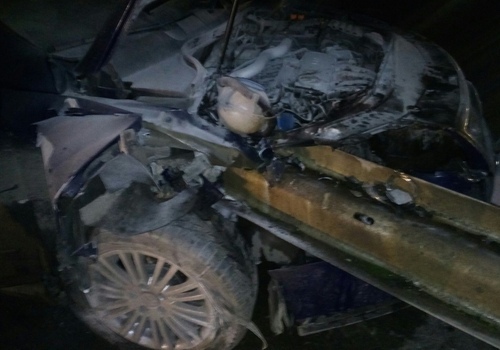 На крымской трассе машину на большой скорости проткнул отбойник ФОТО