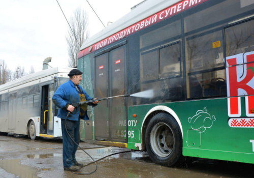 Сотрудники «Крымтроллейбуса» вынуждены мыть транспорт вручную
