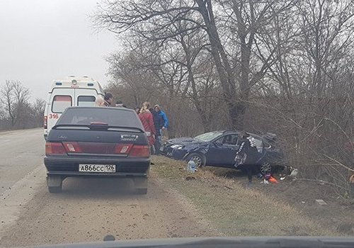 В Крыму авто с ребенком слетело в кювет и перевернулось