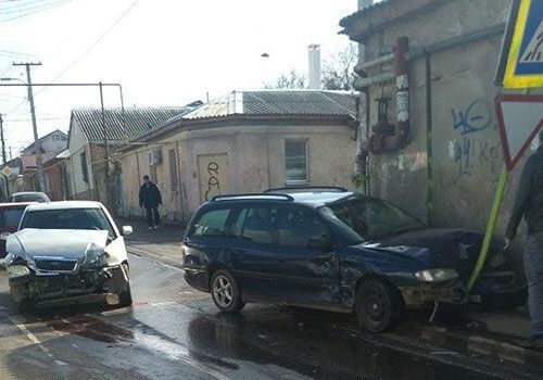 В Крыму на "заколдованном" перекрестке опять столкнулись машины ФОТО