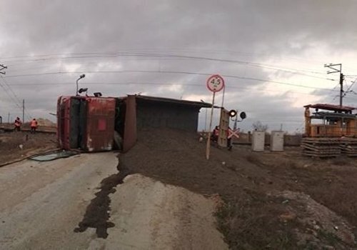 На железнодорожном переезде в Крыму дрезина столкнулась с грузовиком ФОТО