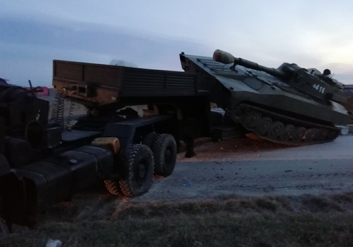 Танк, легковушка и военный грузовик: на Крымской трассе произошло смертельное ДТП ФОТО