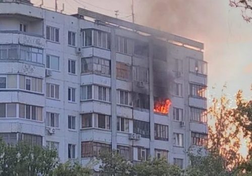 После пожара в керченской многоэтажке троих жильцов госпитализировали с отравлением угарным газом