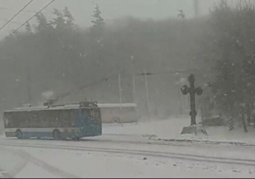 Зима не сдается: Ангарский перевал в Крыму засыпает снегом