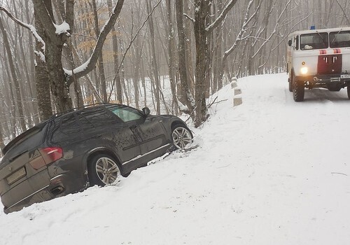 На крымской горной дороге BMW съехала в кювет и врезалась в дерево