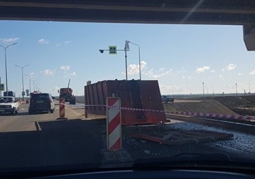 Водитель грузовика потерял кузов под мостом на трассе в Крыму ФОТО