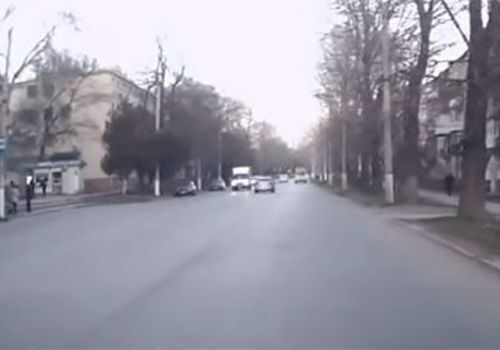 Полоса невезения: в Крыму водитель едва не сбил ребенка и не врезался в автобус ВИДЕО