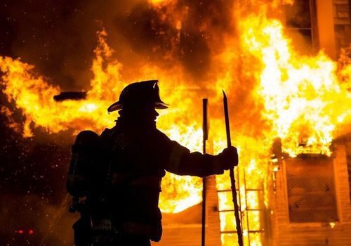 Из горящего дома в Ялте эвакуировали два десятка людей, половина – дети