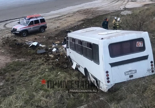 В Крыму автобус слетел с трассы у озера, есть погибший ФОТО