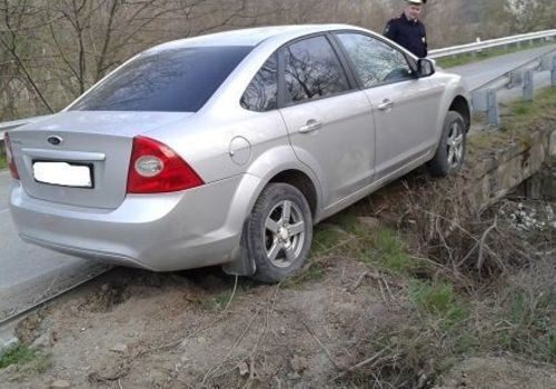 Автомобиль повис над обрывом на трассе Феодосия-Судак ФОТО