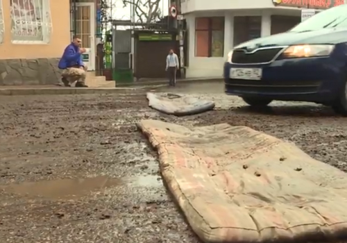 Жители Крыма отремонтировали дорогу старыми матрасами ВИДЕО