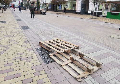 Провалившуюся в центре Симферополя плитку закрыли поддоном ФОТО