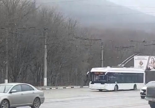 На Перевале в Крыму пошел снег