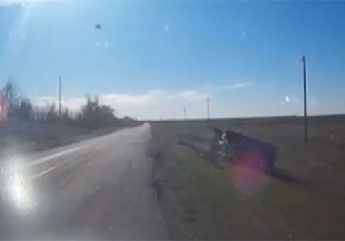 На крымской дороге грузовик вылетел в кювет и перевернулся ВИДЕО