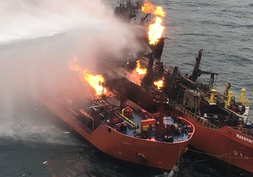 Из Керченского пролива начали растаскивать сгоревшие танкеры