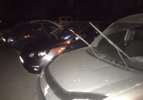 Ночью в Севастополе пьяный мужчина отрывал дворники у припаркованных автомобилей ФОТО