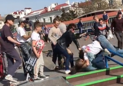 В новом скейт-парке в Севастополе произошла драка: взрослая женщина накинулась на подростка ВИДЕО