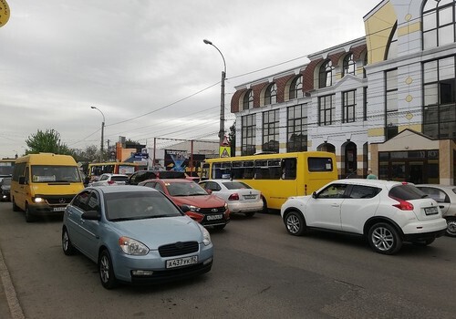 Симферополь застыл в пробках: В крымской столице репетируют парад Победы, люди идут пешком ФОТО