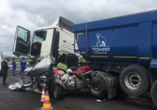 Жуткое ДТП на "Тавриде": в аварии с грузовиком погибли три человека