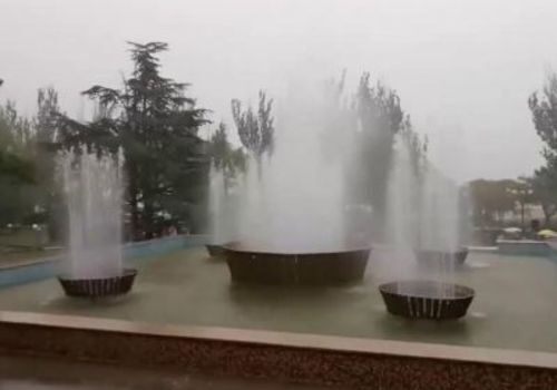 Скейтеры разрушают Светомузыкальный фонтан в Феодосии