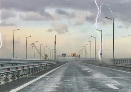В Крымский мост ударили сразу две молнии
