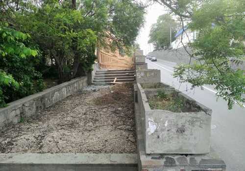 В центре Севастополя скрытно ремонтируют лестницу ФОТО
