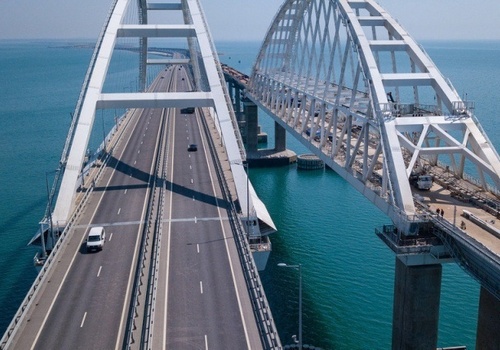 Путин пообещал досрочный запуск ж/д части Крымского моста