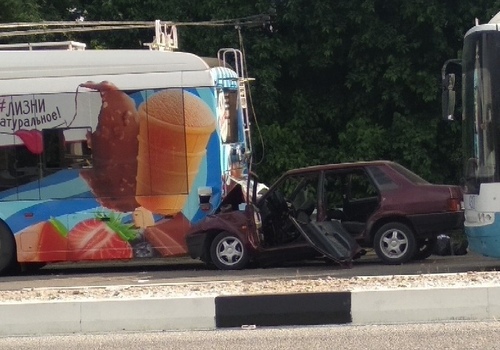 На высокой скорости влетел в припаркованный троллейбус: в страшной аварии в Крыму погибли два человека