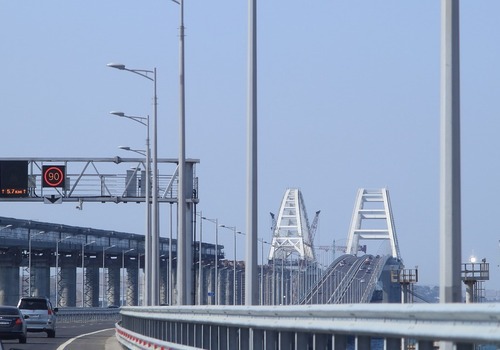 Круглосуточная работа: на Крымском мосту уложили почти 80% рельсов