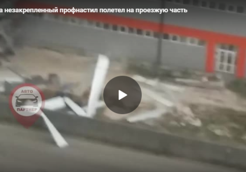 "Летающий" профнастил: как ветер "разобрал" в Симферополе крышу здания ВИДЕО