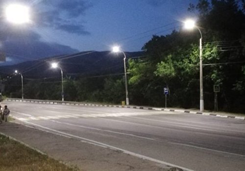 На ялтинской трассе «подсветили» остановки и пешеходные переходы