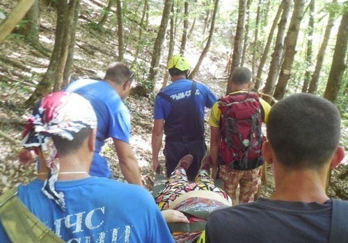 Эвакуировали на носилках: в Крымских горах туристка потеряла сознание