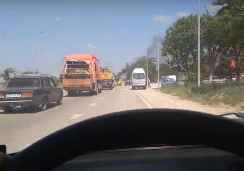 Черный дым и пробка: в Крыму на ходу сгорела машина ВИДЕО