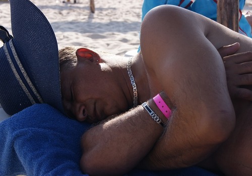 В Крыму пропавшего в море туриста нашли спящим на пляже