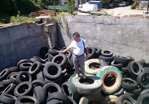 В Алуште устроили свалку из шин и отходов