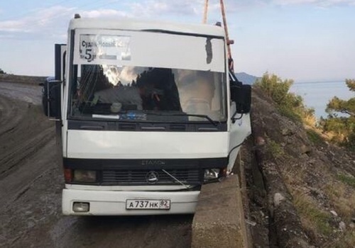 В Крыму автобус с пассажирами едва не упал в обрыв из-за селевого потока ФОТО