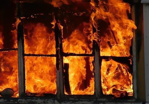 Черный дым и детские крики: в Симферополе многодетную семью на пожаре спасал ОМОН