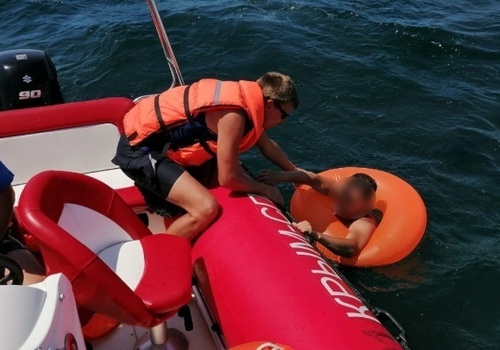 Туриста на надувном матрасе унесло в открытое море в Крыму ФОТО